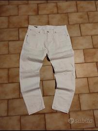 jeans strappato color bianco di PT Torino 
