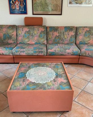 Divano angolare con poggiapiedi e tavolino