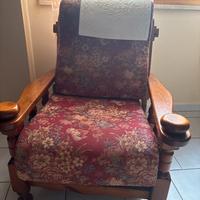 Divano in legno con poltrona e tavolino