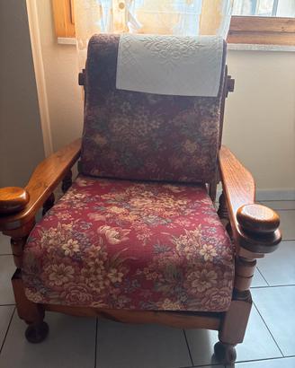 Divano in legno con poltrona e tavolino