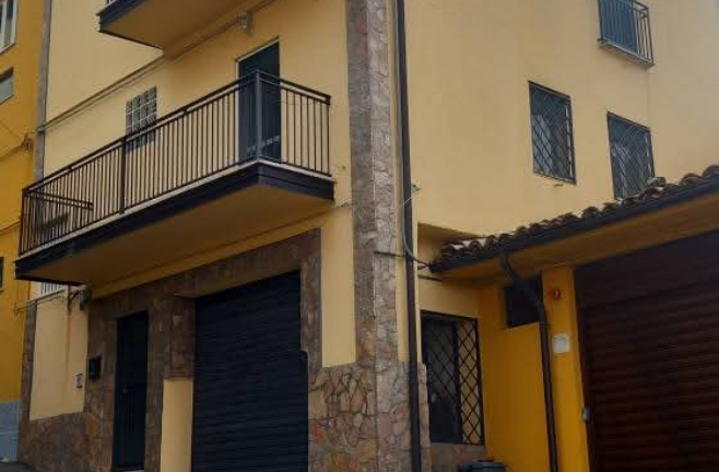 Splendida casa autonoma con garage ristrutturata