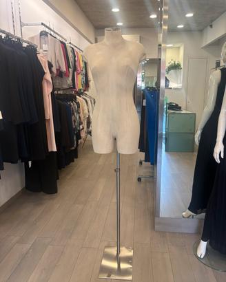 Manichini per negozi abbigliamento donna
