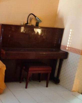 PETROF,pianoforte mod.Chippendale
