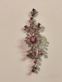 spilla oro bianco con diamanti e rubini