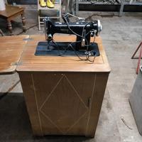 Mobile con Macchina da Cucire