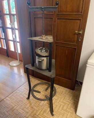 Torchio a vite antico con piedistallo