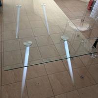 Tavolo in vetro gambe bianche