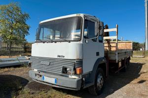 Iveco unic 135 17 con gru