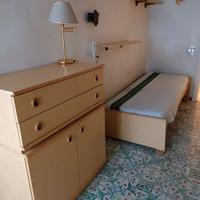letto singolo, mobile e libreria