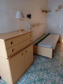 letto singolo, mobile e libreria