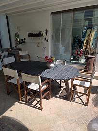 Tavolo in legno Con sedie 