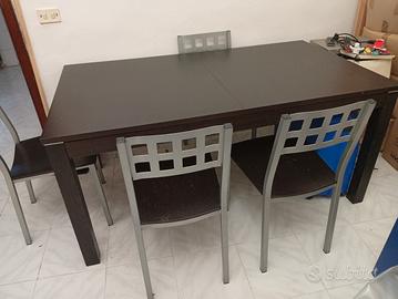 tavolo con sedie 