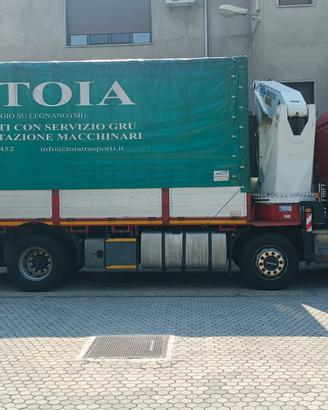 Autocarro con gru 