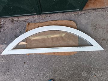 Finestra fissa a mezza luna 