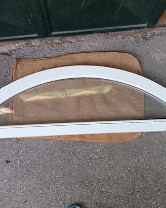 Finestra fissa a mezza luna 