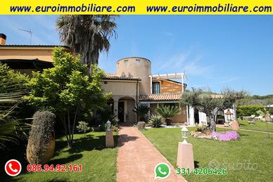 Villa bifamiliare con vista mare e giardino