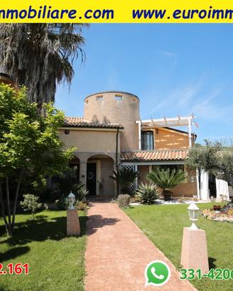 Villa bifamiliare con vista mare e giardino