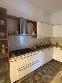 Cucina angolare moderna bianca e legno completa