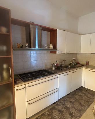 Cucina angolare moderna bianca e legno completa