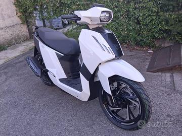 SCOOTER PEUGEOT TWEET 125cc BIANCO