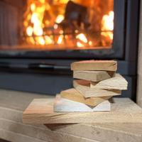 Pezzettini di legna secca per accendere il camino