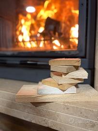 Pezzettini di legna secca per accendere il camino