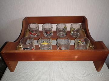 Portabicchieri vintage in legno con bicchieri