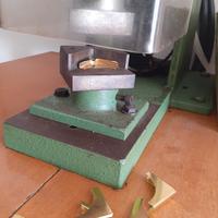 pressa pneumatica  per occhielli o altre minuterie