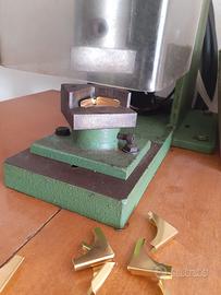 pressa pneumatica  per occhielli o altre minuterie