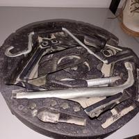 Kit attrezzi per ruotino di scorta.