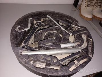 Kit attrezzi per ruotino di scorta.