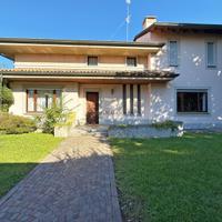 Prestigiosa Villa Unifamiliare con Giardino