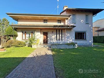 Prestigiosa Villa Unifamiliare con Giardino