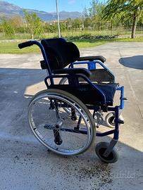 Carrozzina in alluminio pari al nuovo