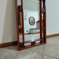 Specchio in legno  massello laccato e decorato.