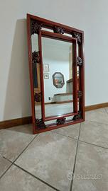 Specchio in legno  massello laccato e decorato.