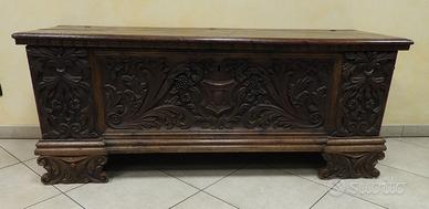 Cassapanca in noce restaurata e intarsiata