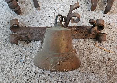 Antica campana in bronzo 