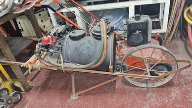 carriola antica con botte in rame 