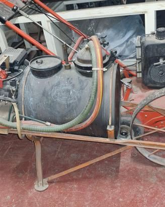 carriola antica con botte in rame 