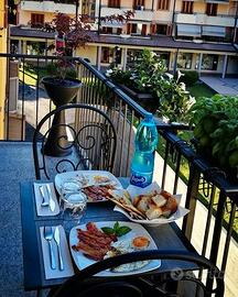 Tavolino e sedie in balcone