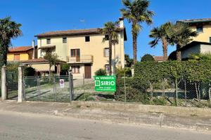 Casa indipendente con ampio giardino privato