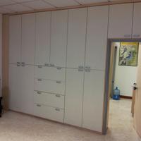 Parete divisoria con armadio e porta