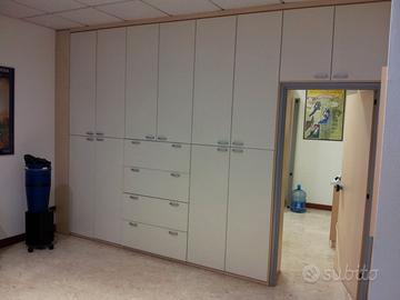 Parete divisoria con armadio e porta