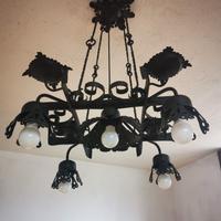 Lampadario in ferro battuto nero