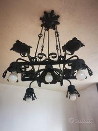 Lampadario in ferro battuto nero