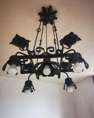 Lampadario in ferro battuto nero