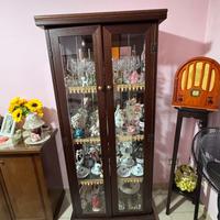 Vetrina stile arte povera color piuma di noce.