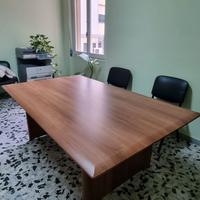 Tavolo riunioni e sedie