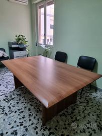 Tavolo riunioni e sedie